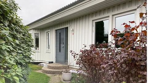 Halvöppen dörr med kodlås